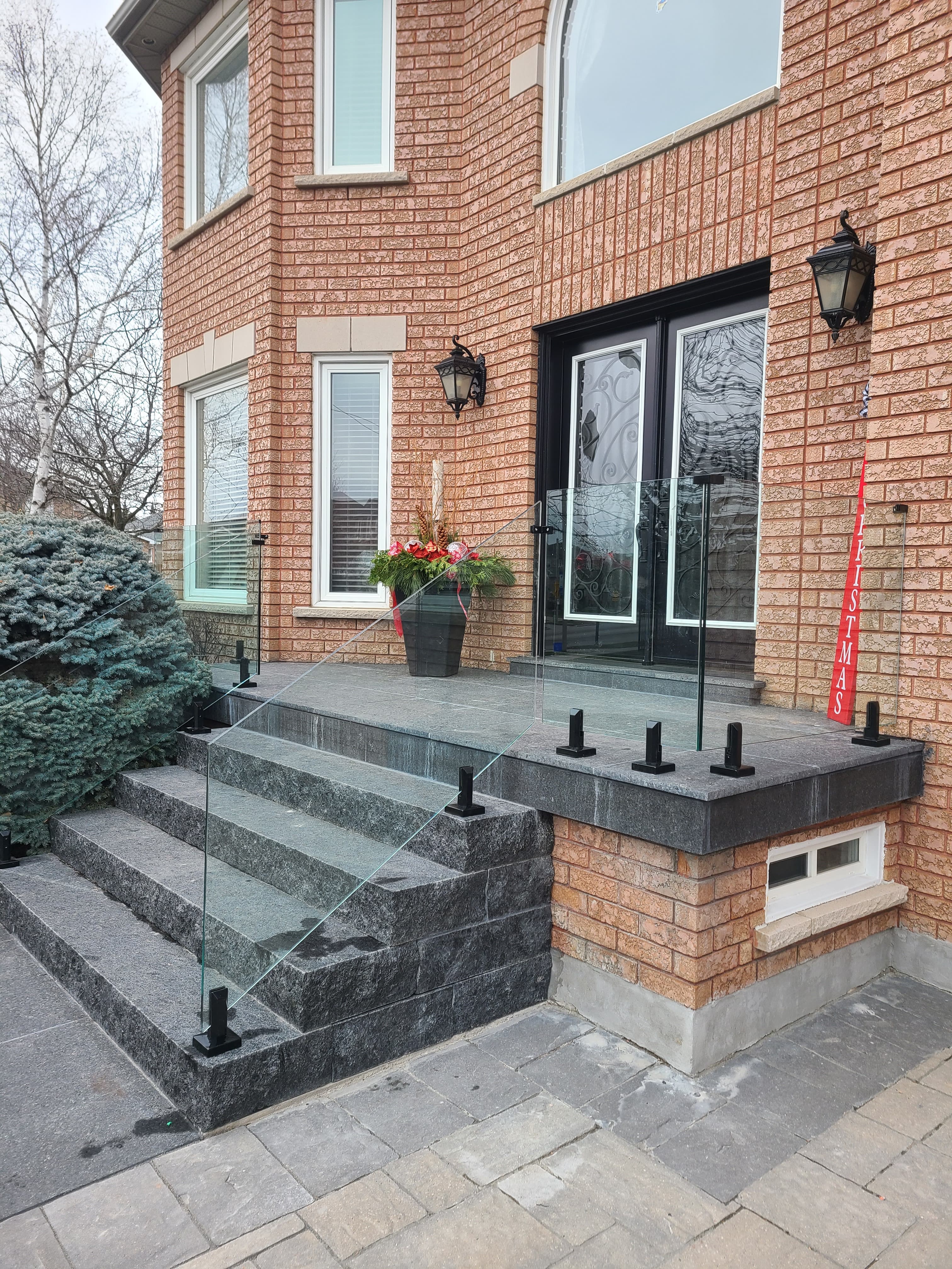Frameless glass spigot railing on front entry
