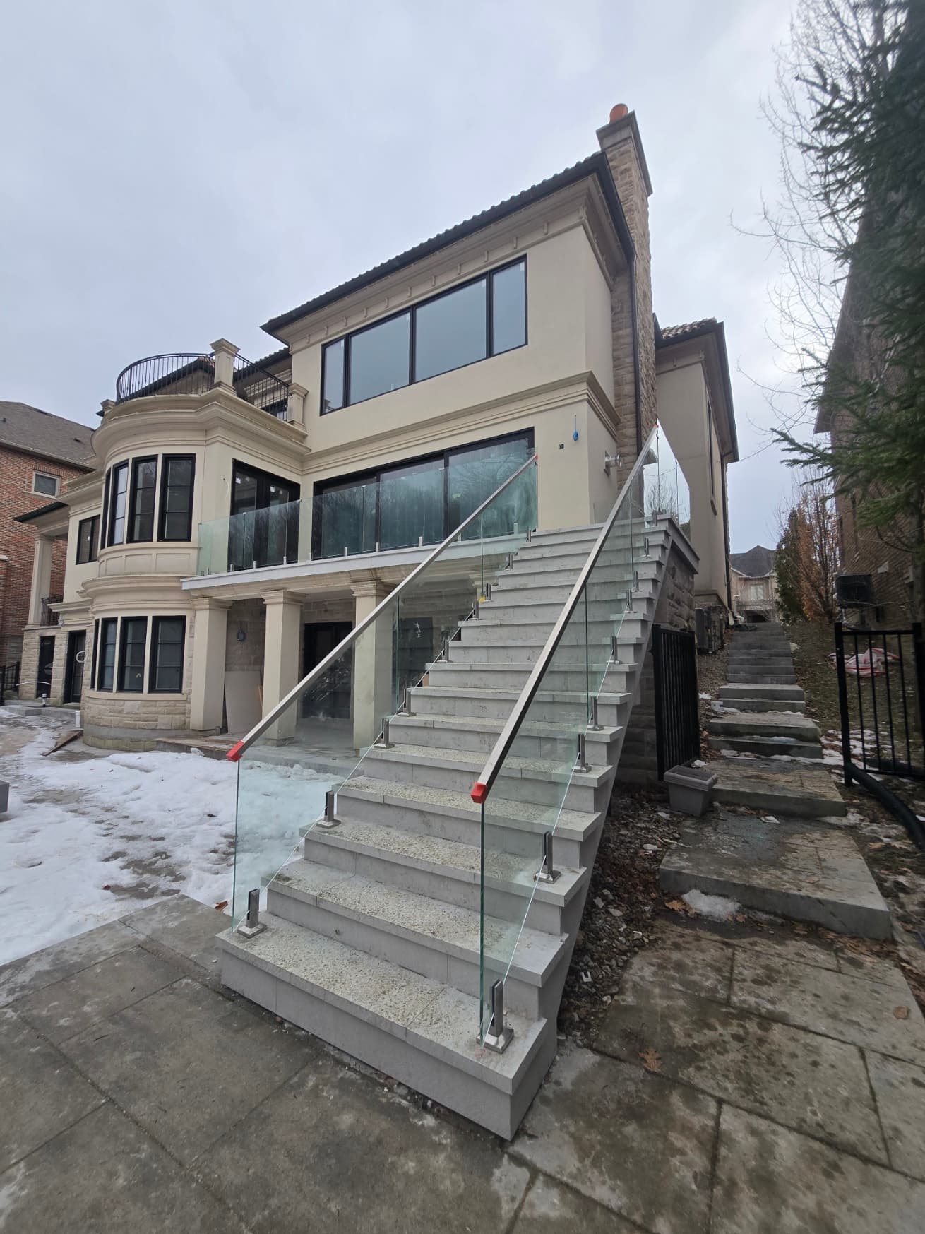 Frameless glass spigot railing on exterior stairs
