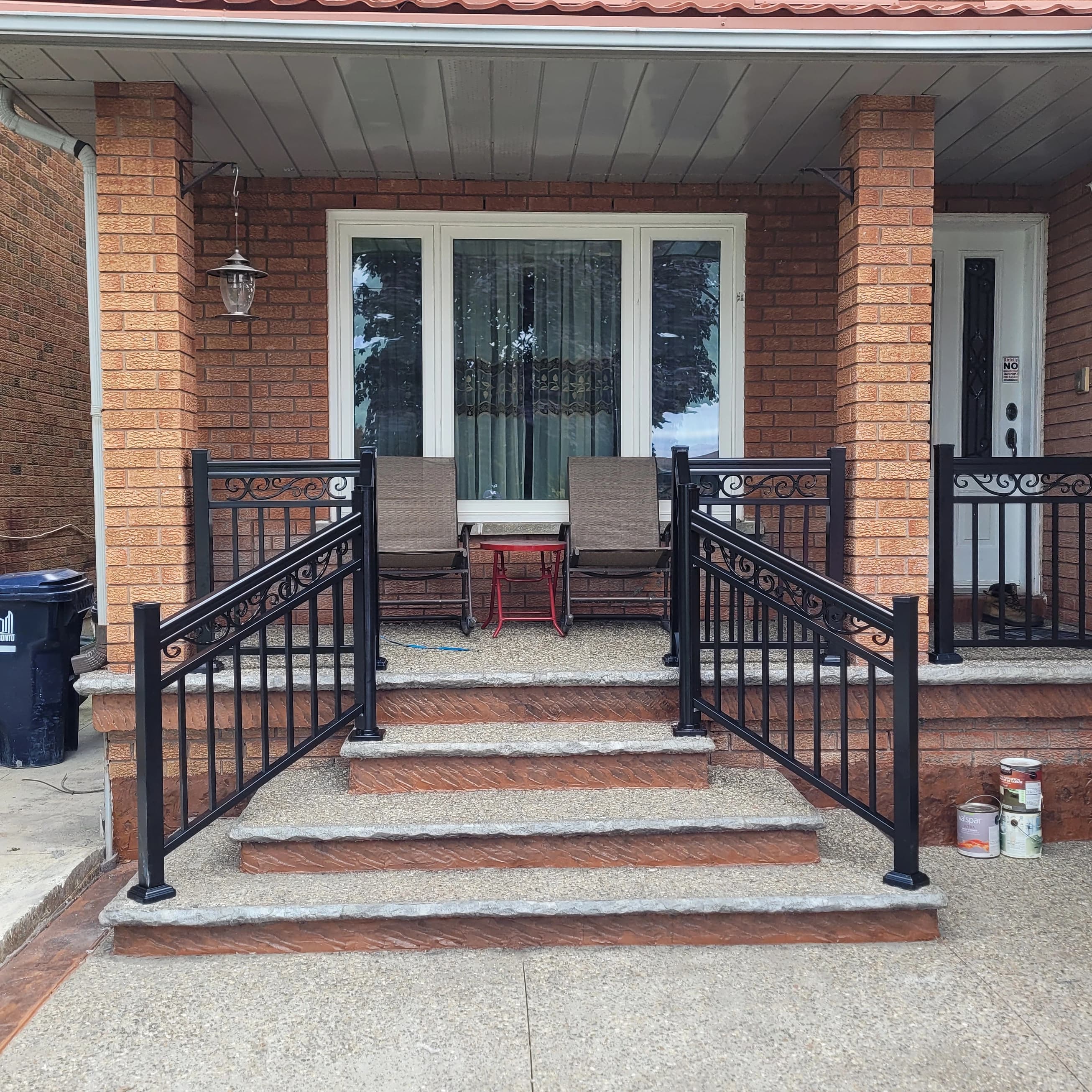 Aluminum picket railing with decorative scroll inserts