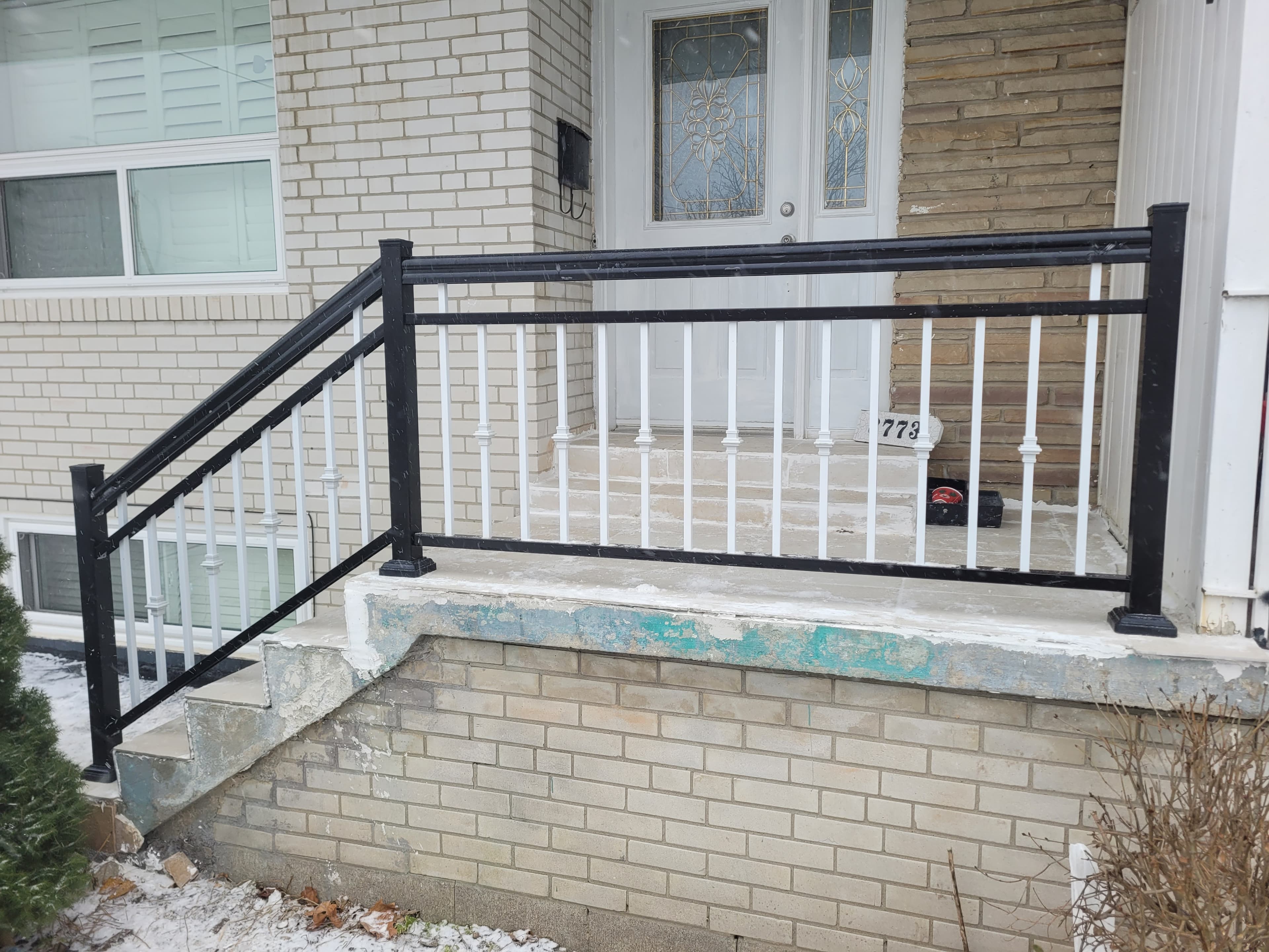 Aluminum picket railing with double top bar detail