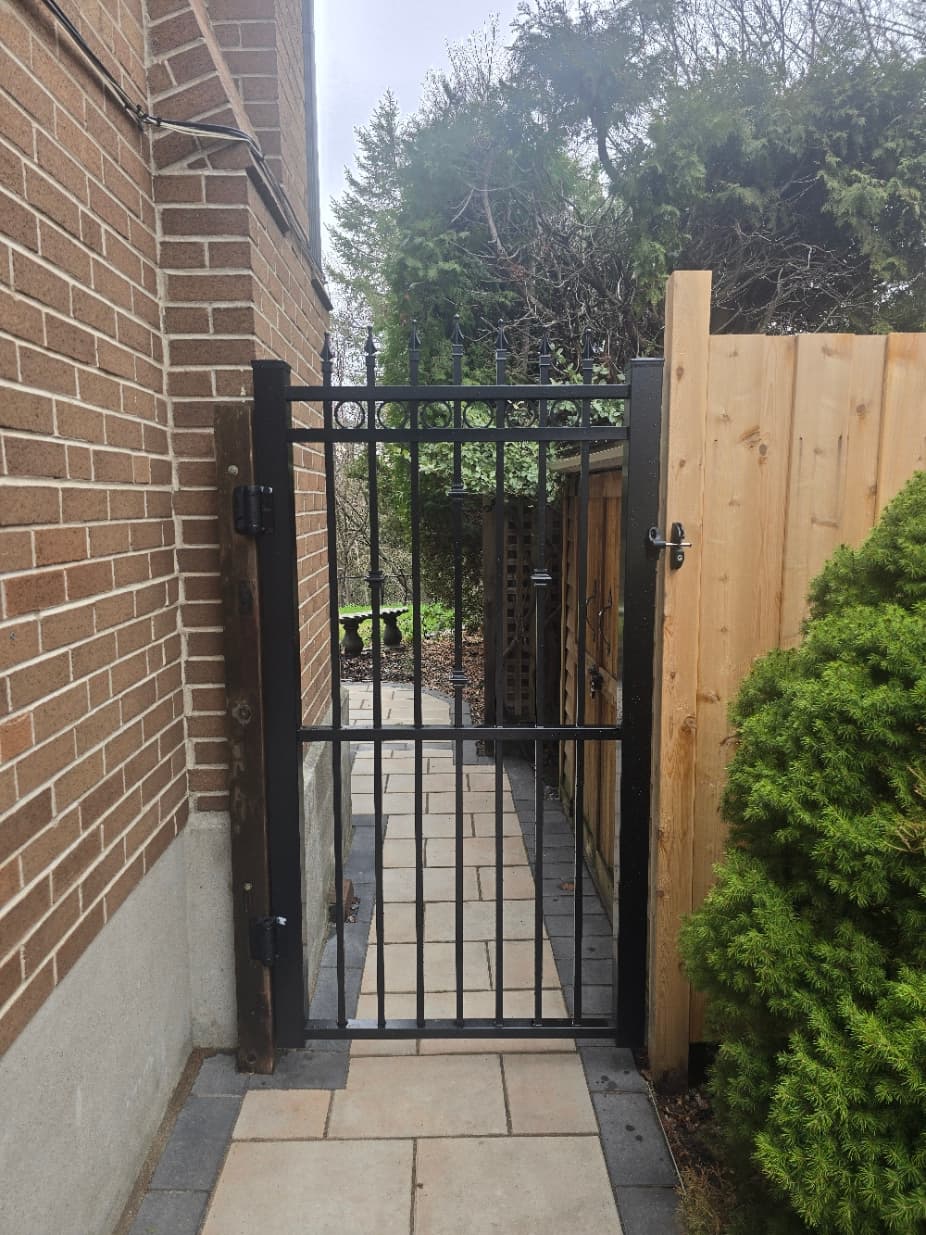 Self closing aluminum walk through gate